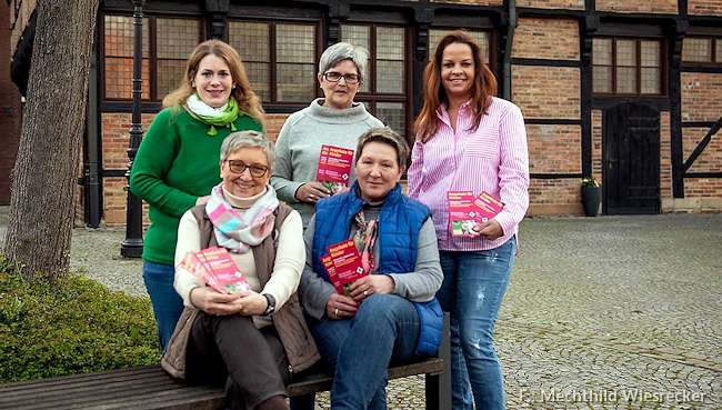 Die neue Heimatverein-Gruppe für Kinder und Jugendliche organisieren (hinten von links) Silvia Naber, Sabine Topp und Juliane Wittkamp sowie (vorne von links) Doris Matuszewski, Walburgis Illing. Es fehlen Amira de Laer und Jessika Spanke.© M. Wiesrecker