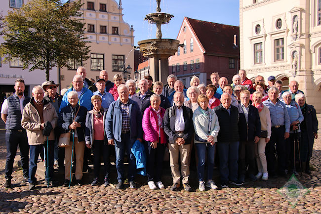 Auf dem Marktplatz in Lüneburg: Die Heimatfreunde nahmen die alte Salz- und Hansestadt in Augenschein. © Foto: Hubert Berners img1