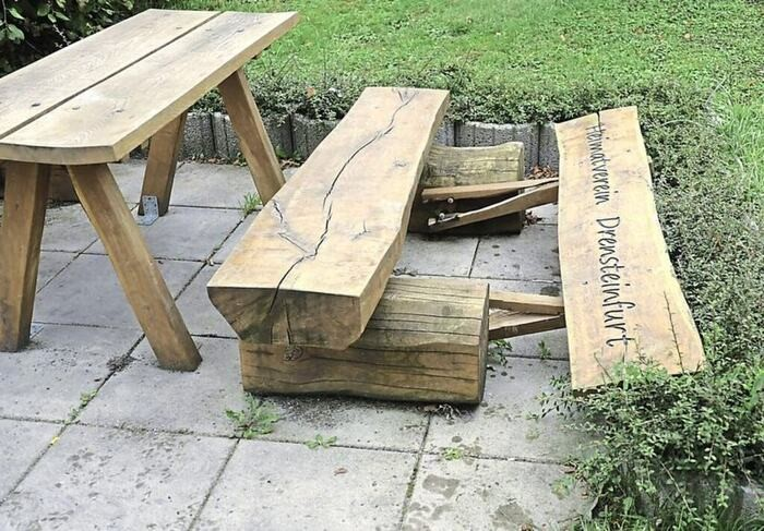 Eine Rückenlehne wurde nach hinten gedrückt, sodass sich die Schrauben aus dem Holz lösten. © Hubert Berners img1