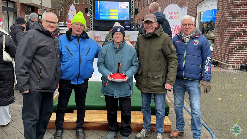 Das Bild präsentiert die Mannschaft, die am Eisstockschießen erfolgreich teilgenommen hat. Foto: G. Münstermann
