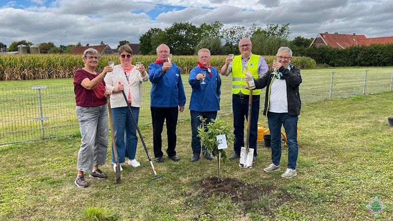 Auf dem Foto sind die Heimatfreunde bei der Taufe des Pflaumenbaum - Foto: © Andrea Hoppe