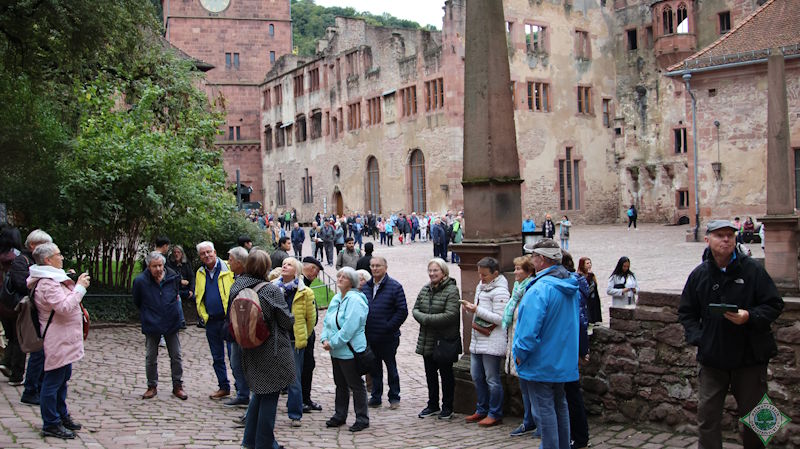 Abbildung: Führung auf dem Schloss Heidelberg. Mitte im Vordergrund Guide Irene Querner - Foto: © Gerty Münstermann
