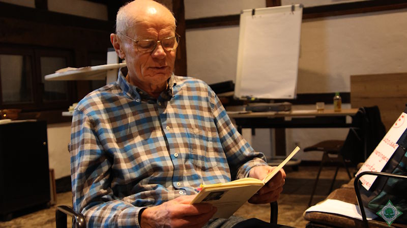 Auf der Aufnahme ist Dr. Hermann Aschwer während des Vortrags seiner Biografie zu sehen. Foto: G. Münstermann