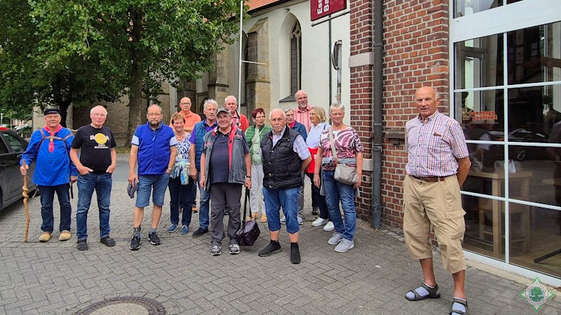 Auf dem Foto sind die Heimatfreunde mit Willi Berheide links im blauer Kiepenkerlkluft - Foto: © Dieter Heeren
