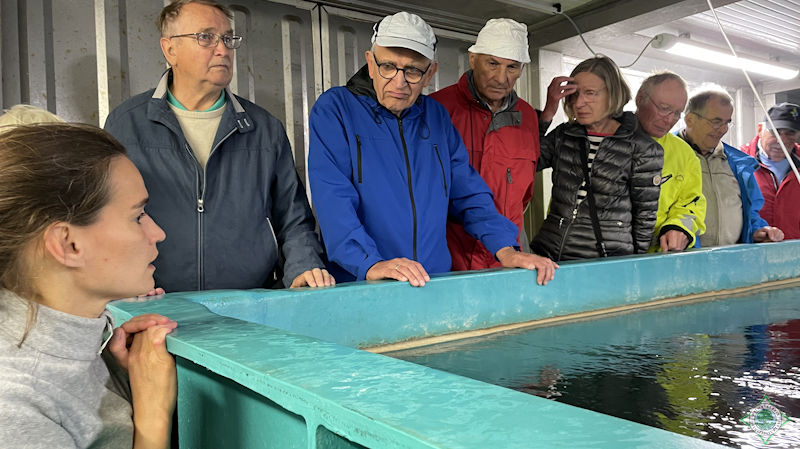 Das Bild zeigt die Pättkesgruppe aus Drensteinfurt neben dem 1. Vorsitzenden Franz-Josef Naber am Fischbecken in Vordergrund Louise Niehues, die Fischzüchterin - Foto: © Gerty Münstermann Das Bild zeigt die Pättkesgruppe aus Drensteinfurt neben dem 1. Vorsitzenden Franz-Josef Naber in der Mitte Anne Becker Grüne Bluse und Tourenführer Ludger Wiewelhove - Foto: © Gerty Münstermann