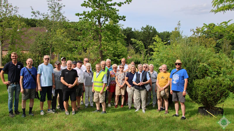 Auf dem Foto sind die Heimatfreunde im Alleepark Bertels zu sehen. Links im Bild trägt Nils Bertels, der künftige Eigentümer, ein blaues Shirt. Er begleitete die Gruppe durch die Baumschule Bertels. - Foto: © Gerty Münstermann