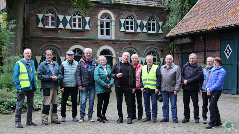Auf dem Foto sind die Heimatfreunde mit Schäfer Martin Reckfort, zweiter von links - Foto: © Willi Horster