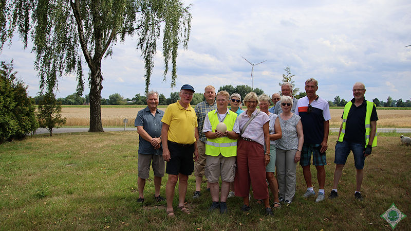 Auf dem Foto sind die Heimatfreunde mit einem Straußenei auf der Straußenfarm von Daniel zu sehen. - Foto: © Frau Daniel Auf dem Foto sind die Heimatfreunde mit einem Straußenei auf der Straußenfarm von Daniel zu sehen. - Foto: © Frau Daniel