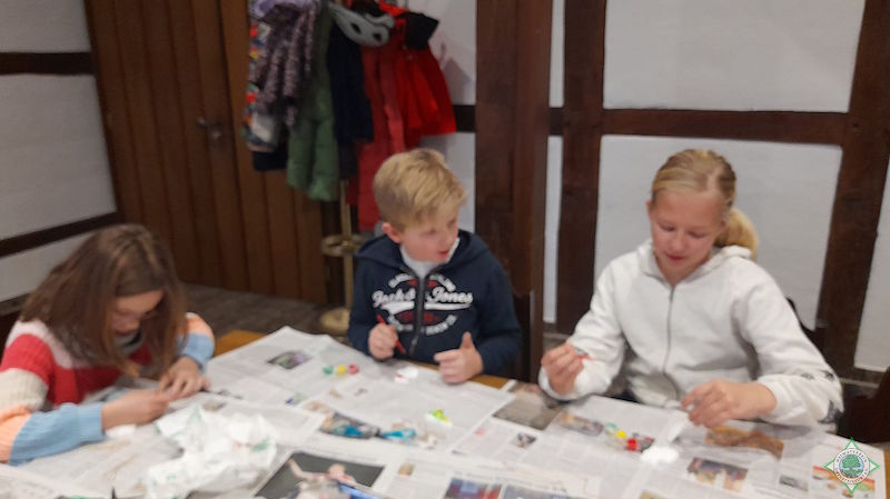 In der Gruppenstunde am 16.1.2026 wurde gebastelt. Foto: Silvia Lütkehellweg