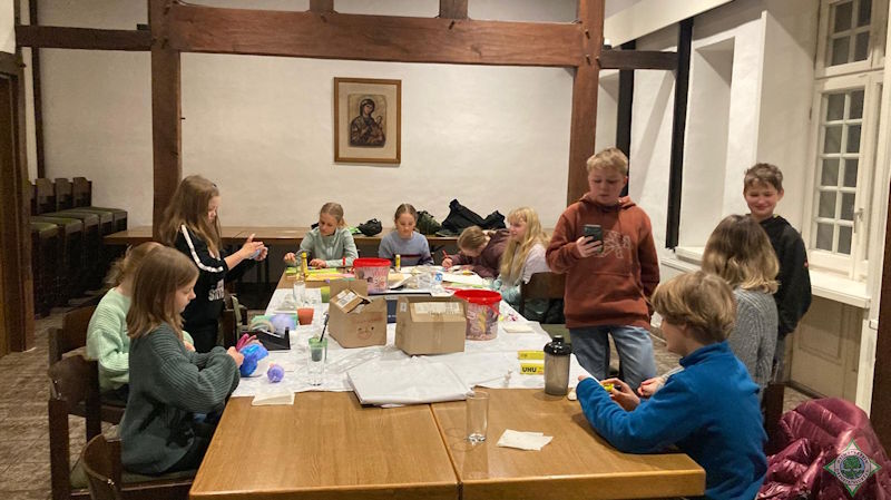 Kinder beim basteln mit Tonarten