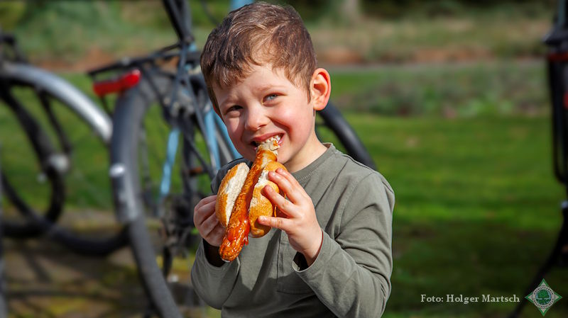 kleiner Junge große Wurst - Foto: Holger Martsch