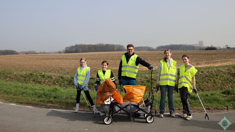 Familie Gerzen aus Natorp, die einen seltsamen Fund machte. - Foto: G. Münstermann