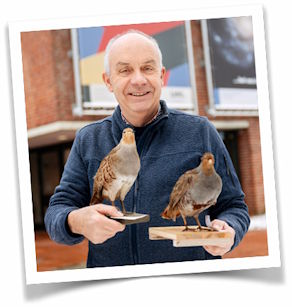 Referent Dr. Bernd Tenbergen vom LWL-Museum für Naturkunde in Münster mit einer Rebhuhn- Familie (
Foto © C. Steinweg/LWL)