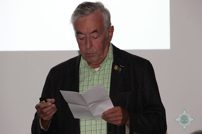 Heinz Töns berichtete von der ehemaligen Wirtschaft Theodor Debbelt, die direkt am Kirchplatz lag. - Foto: G. Münstermann img1
