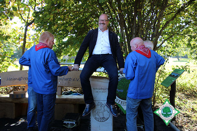 Selbst für den Bürgermeister eine ungewohnte Prozedur:
Mitglieder des Drensteinfurter Heimatvereins „titschten“ Carsten Grawunder entsprechend
der Zeremonie mehrmals auf den neuen Schnadestein auf. img1