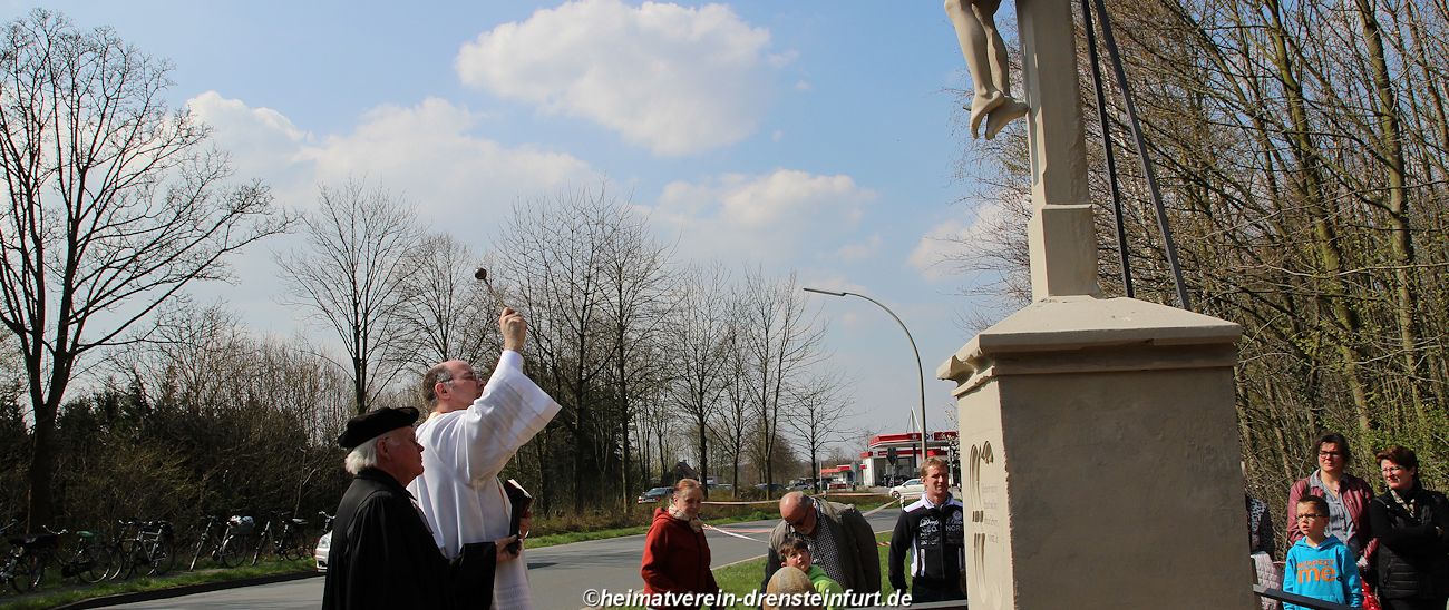 Weihe des Wegkreuzes durch Pastor Schlummer
