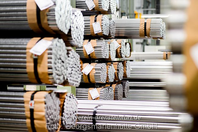Bildinfo: Mit Hilfe neuester Technologie und Prüfmethoden wird das Material mit einer peniblen Analyse und Qualitätskontrolle überprüft, bevor es das Werk verlässt. F.: Georgsmarienhütte GmbH