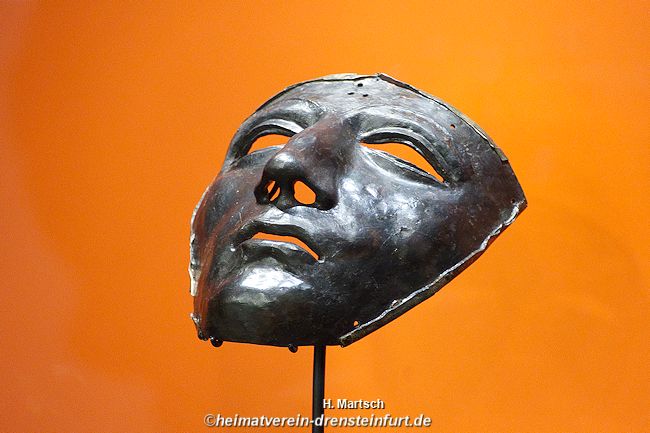 Bildinfo: Das spektakulärste Stück der Sammlung ist diese in Kalkriese ausgegrabene Reitermaske, die einst mit Silberblech überzogen war und auf Paraden getragen wurde. Sogar der Louvre in Paris hatte sich dieses wertvolle Einzelstück einmal ausgeliehen. F.: H. Martsch